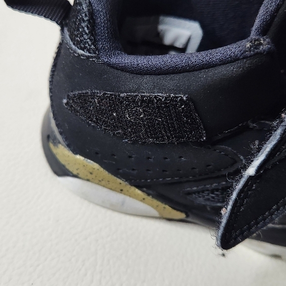 Jordan sneakers for little boys size 6C.  black and gold colors  velcro clousure - Picture 3 of 6